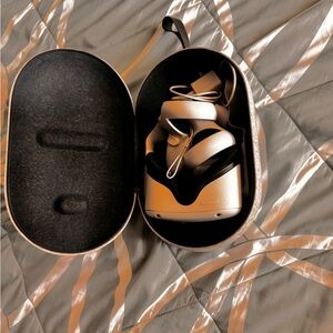 Oculus Quest 2 Virtual Reality Headset with Case and controllers